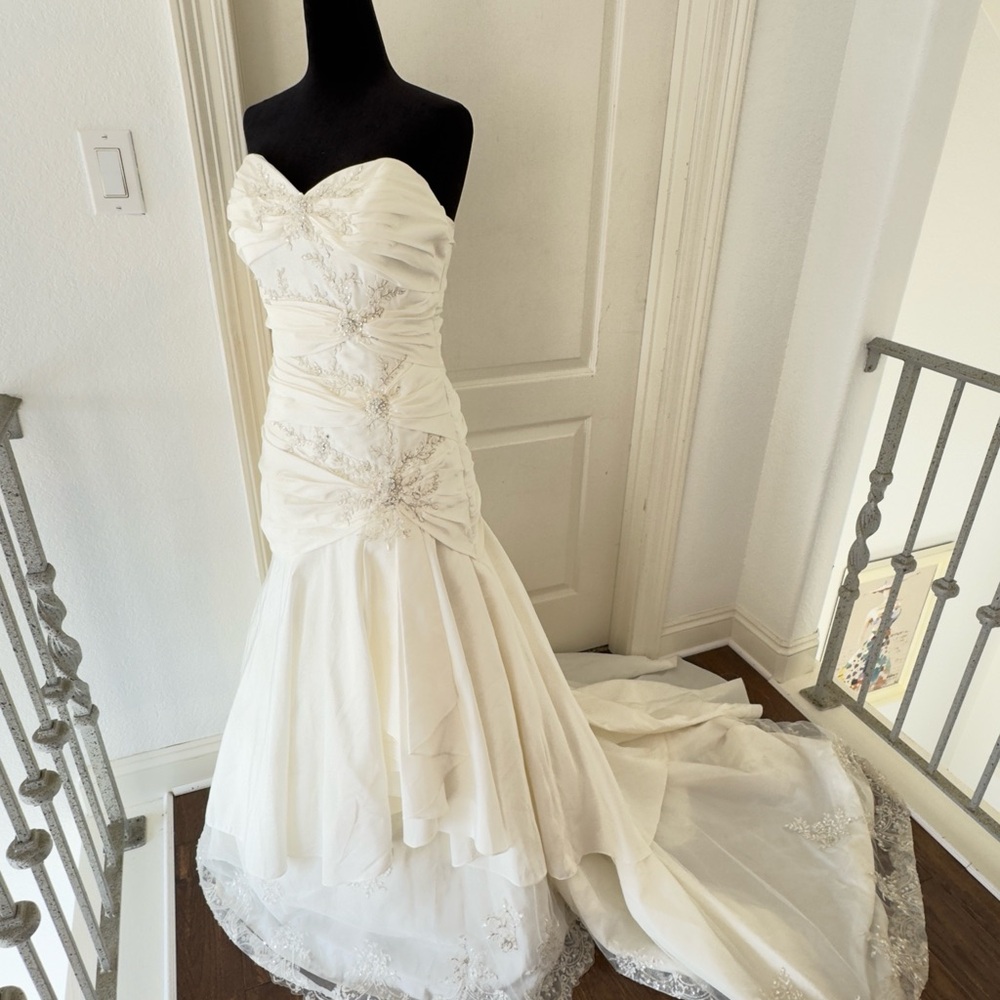 Elegant Private Collection Sz 10 Ivory Strapless Wedding Dress